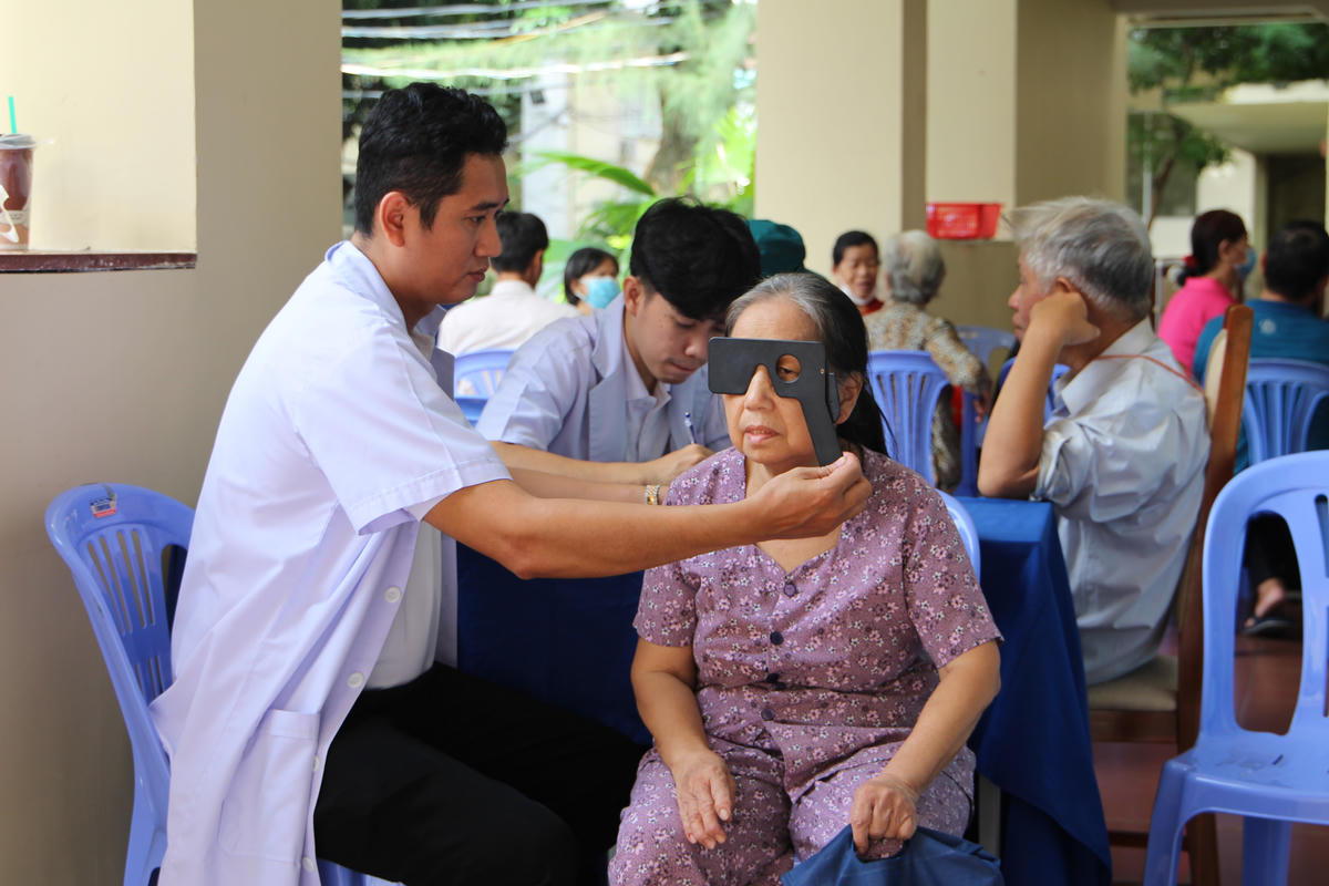 Hoạt động khám bệnh miễn phí hỗ trợ người nghèo tại Ngày hội ở phường Bình Thạnh. Ảnh: Q.Định.