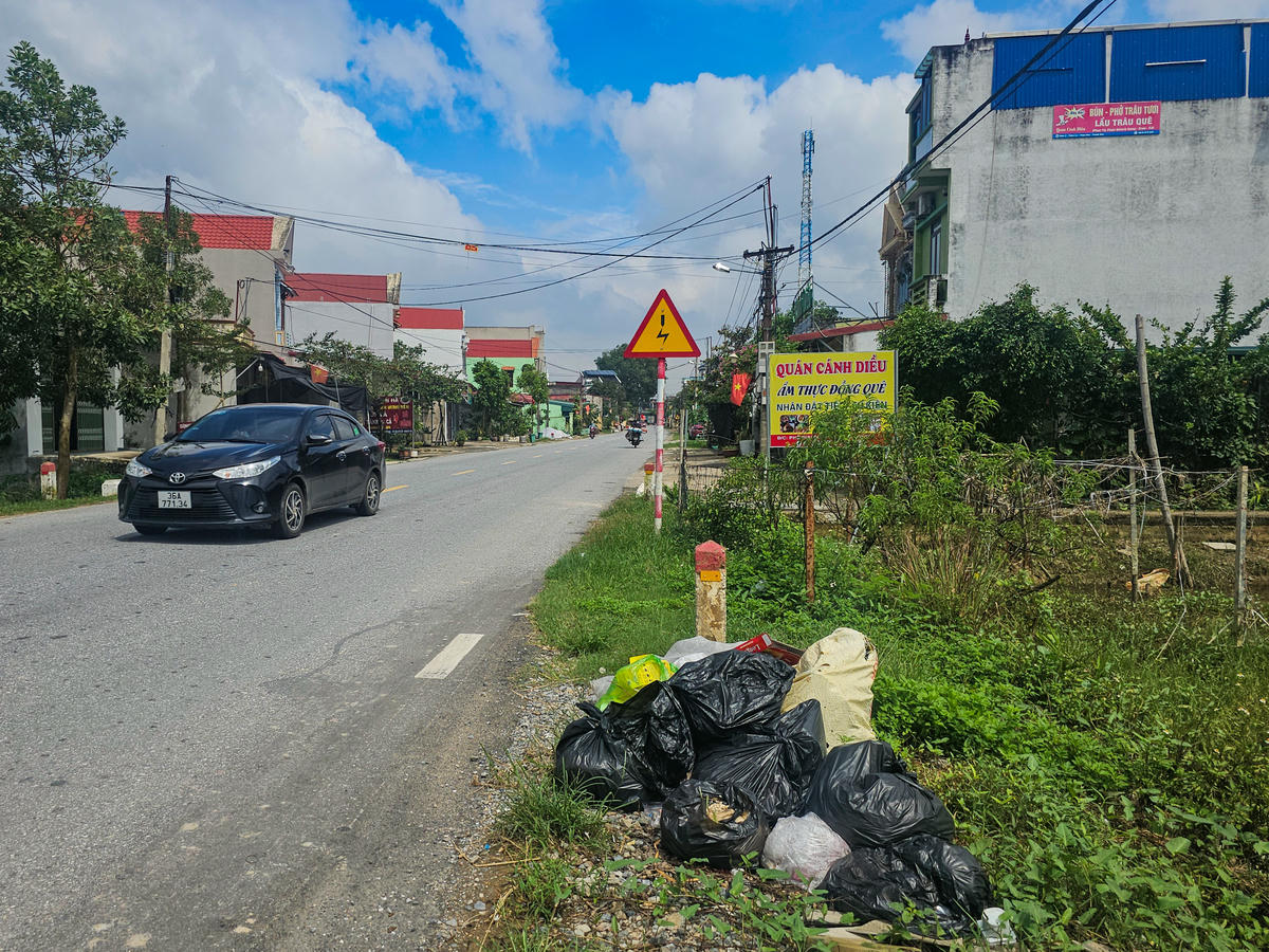 Điểm tập kết rác không đúng quy định tại phố Bưu Điện, xã Thiệu Trung. Ảnh: Đình Minh