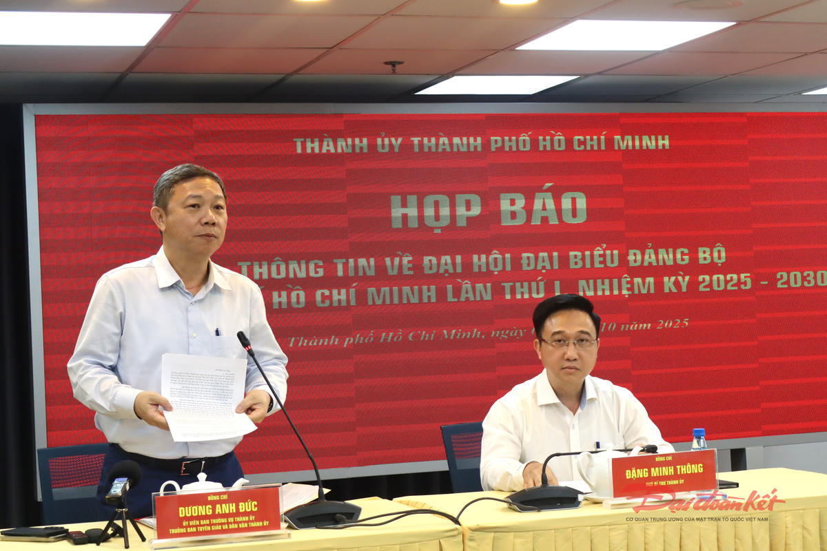 Ông Dương Anh Đức - Ủy viên Ban Thường vụ Thành ủy, Trưởng Ban Tuyên giáo và Dân vận Thành ủy TP Hồ Chí Minh cung cấp thông tin tại buổi họp báo. Ảnh: Hồng Phúc.