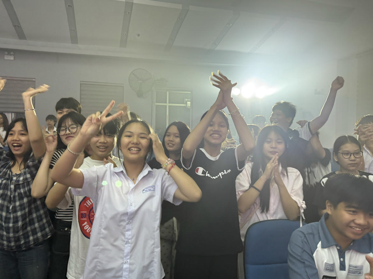 Đà Nẵng: Khán giả trẻ “bùng nổ” với nhóm nhạc Pháp Zélie