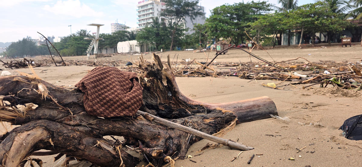 Rác trôi dạt từ biển vào bao phủ khắp nơi. Ảnh: Nguyễn Chung.