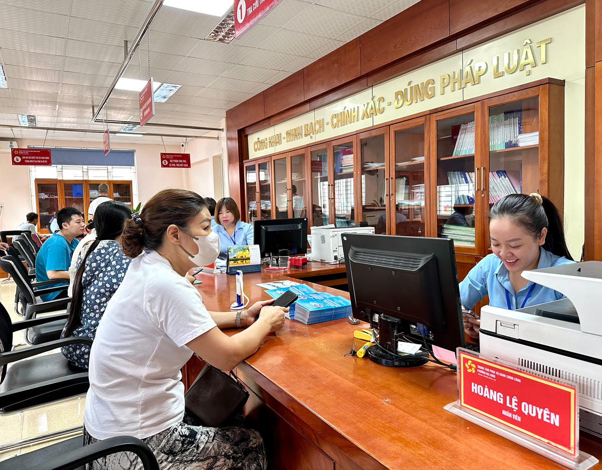 Người dân đến làm thủ tục hành chính tại Trung tâm phục vụ hành chính công phường Hạ Long (tỉnh Quảng Ninh). Ảnh: Ngọc Anh.