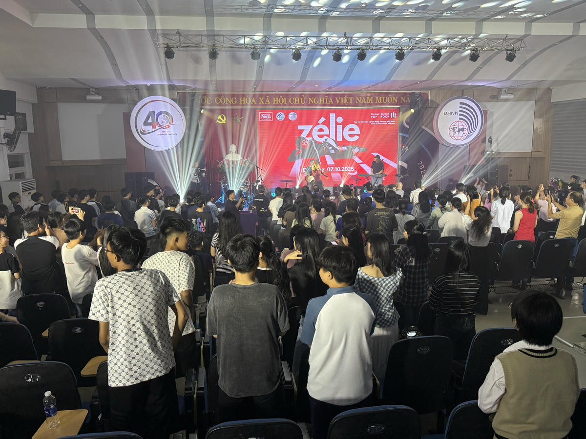 Hàng trăm khán giả đã hòa mình trong không khí sôi động và đầy cảm xúc của đêm nhạc. Ảnh: Nguyễn Tú.