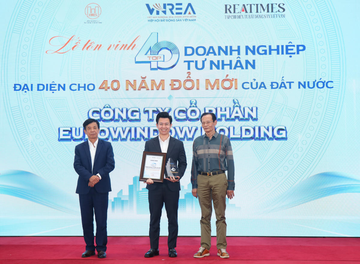 Ông Lê Văn Thăng – Phó Tổng Giám đốc phụ trách Kinh doanh &amp; Marketing Eurowindow Holding – đại diện công ty đón nhận giải thưởng