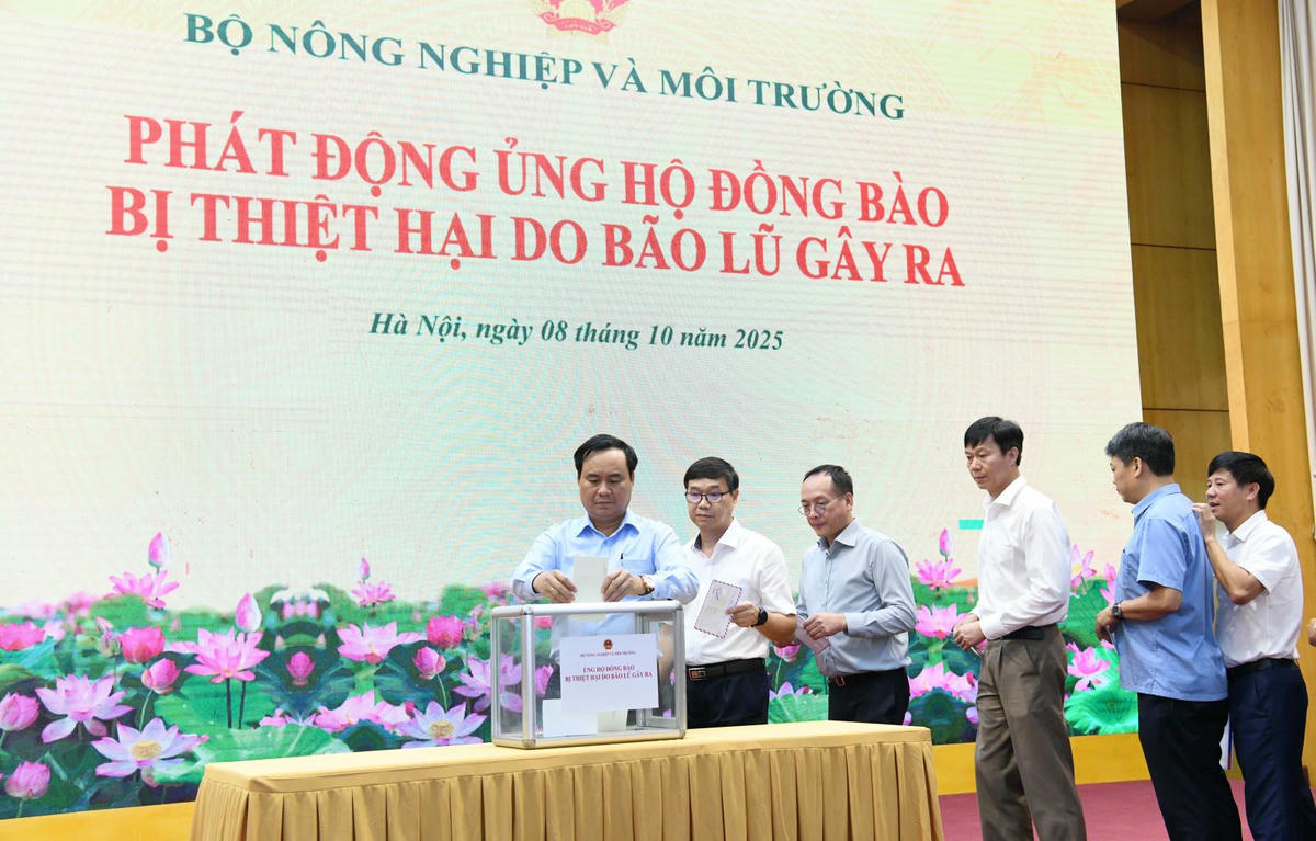 Các đại biểu ủng hộ đồng bào bị thiệt hại bão lũ tại lễ phát động. Ảnh: NN