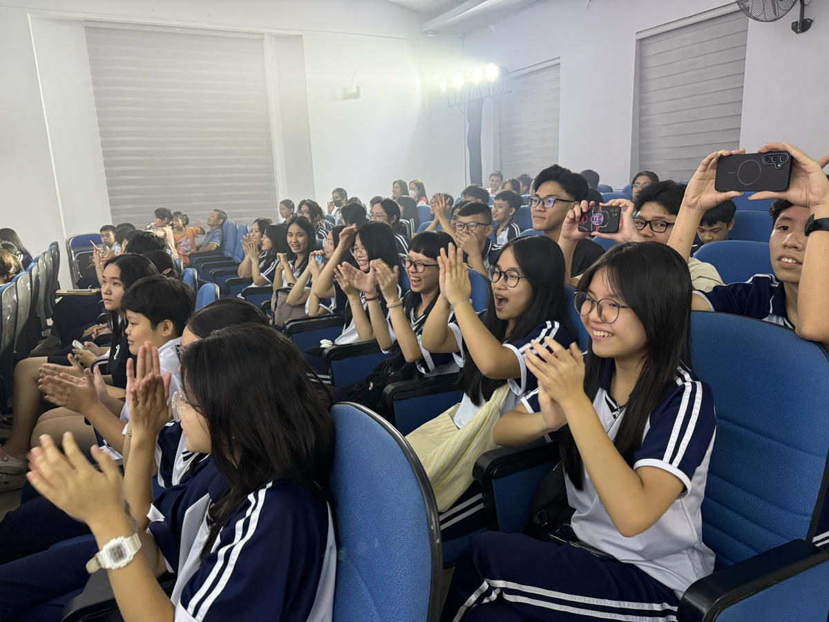 Đêm nhạc thu hút nhiều sinh viên, học sinh và những người yêu văn hóa Pháp với những tràng pháo tay và tiếng hò reo không ngớt. Ảnh: Nguyễn Tú