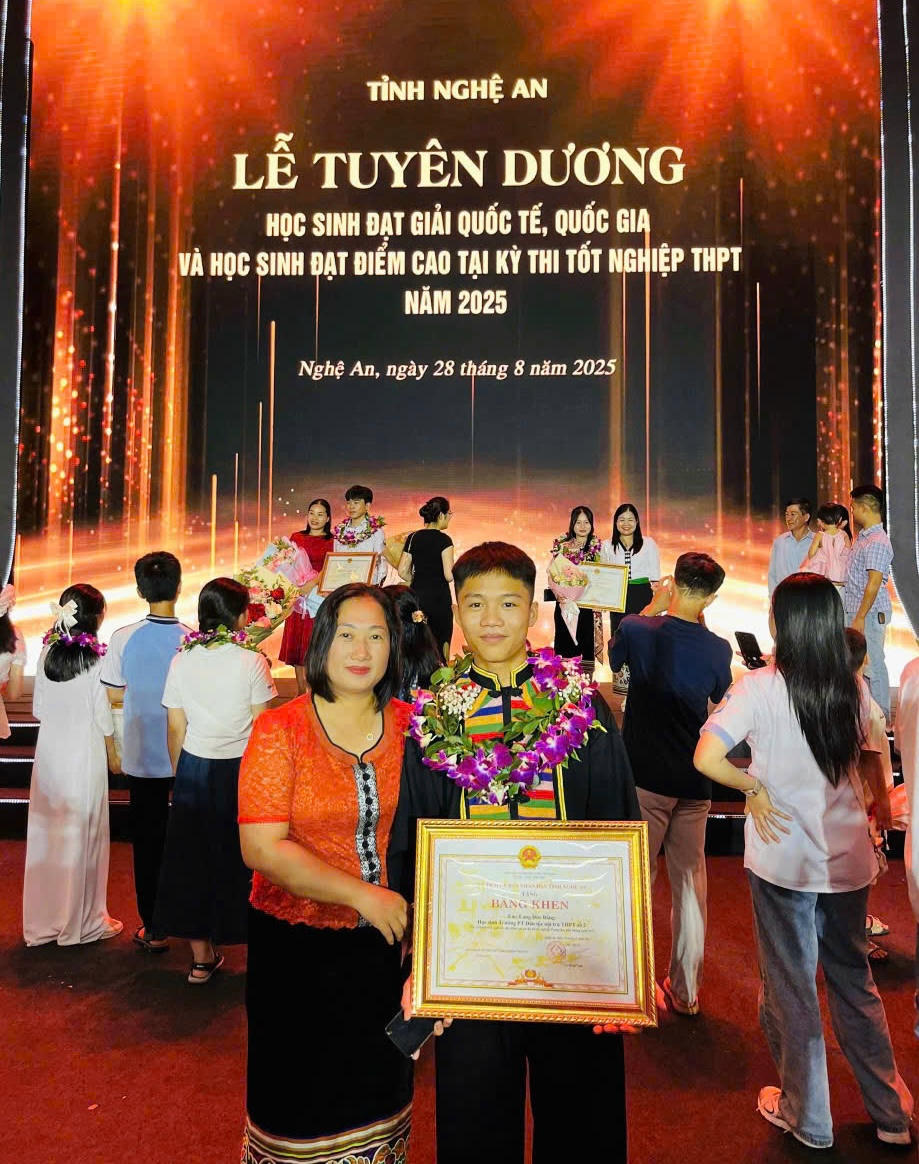 Em Lang Đức Bằng cùng cô giáo bộ môn trong Lễ tuyên dương học sinh có thành tích xuất sắc do UBND tỉnh Nghệ An tổ chức. Ảnh: NVCC