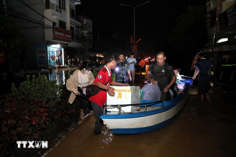 Lực lượng Quân đội, Công an tỉnh Lạng Sơn nỗ lực cứu trợ giúp dân vùng lũ. (Ảnh: Văn Đạt/TTXVN)