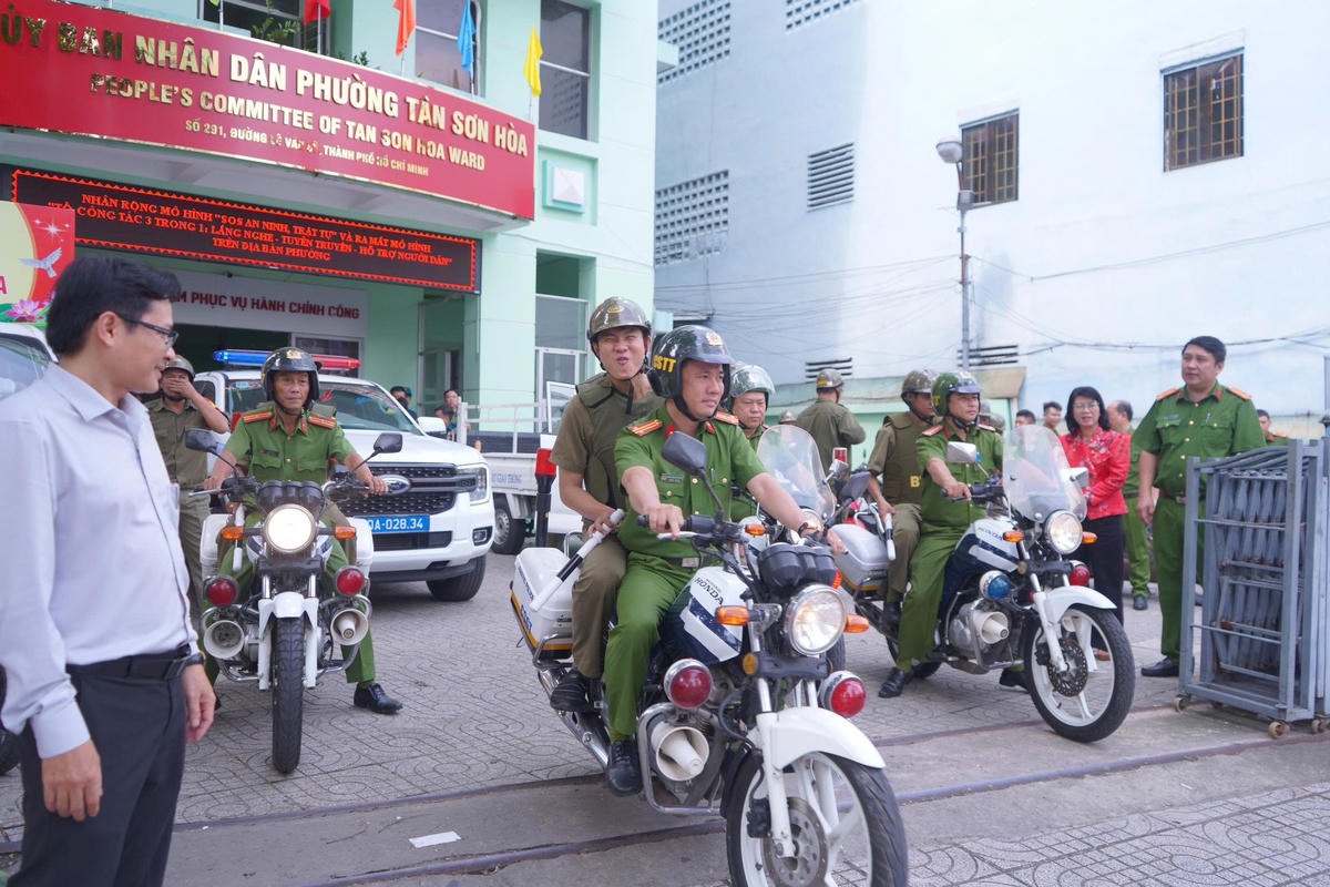 Công an phường Tân Sơn Hòa (TPHCM) ra quân đảm bảo an ninh trật tự trước Đại hội Đảng bộ thành phố. Ảnh: CATPHCM.