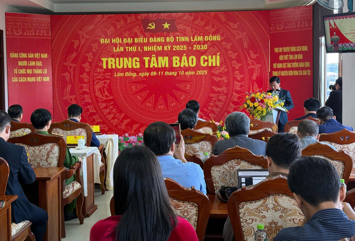 Quang cảnh lễ khai trương Trung tâm báo chí phục vụ Đại hội Đảng bộ tỉnh lần thứ I. (ảnh T.L)

. 