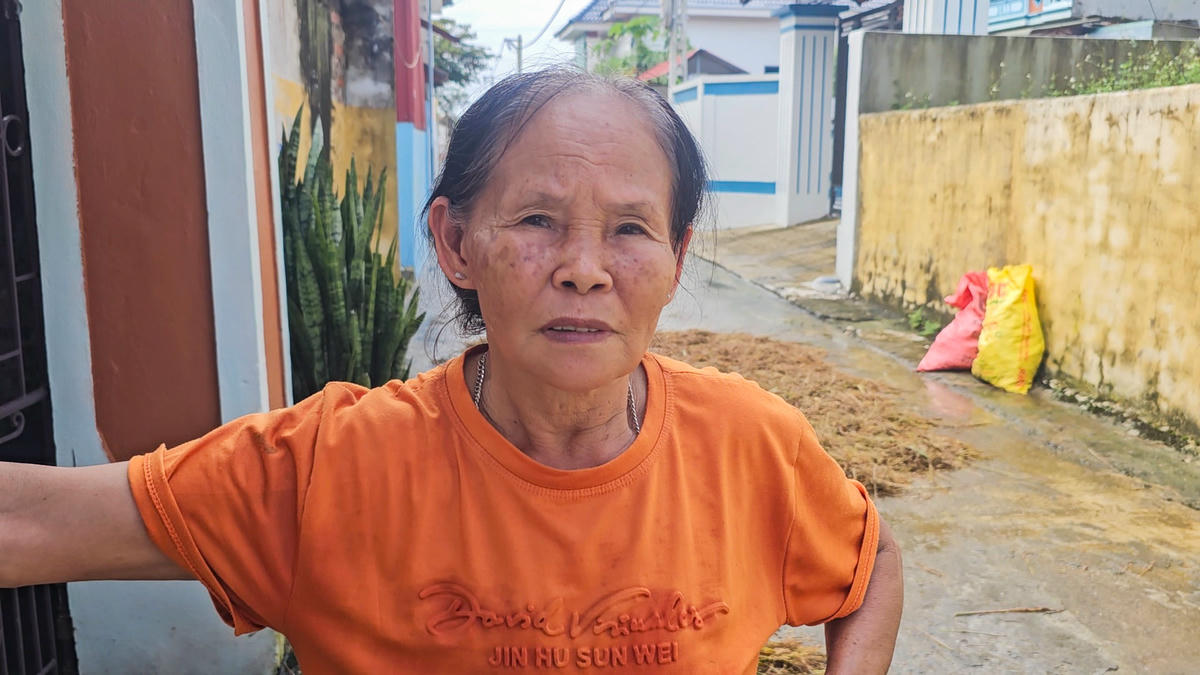 Bà Lê Thị Ngân phản ánh tình trạng chậm trễ thu gom rác thải trên địa bàn. Ảnh: Đình Minh