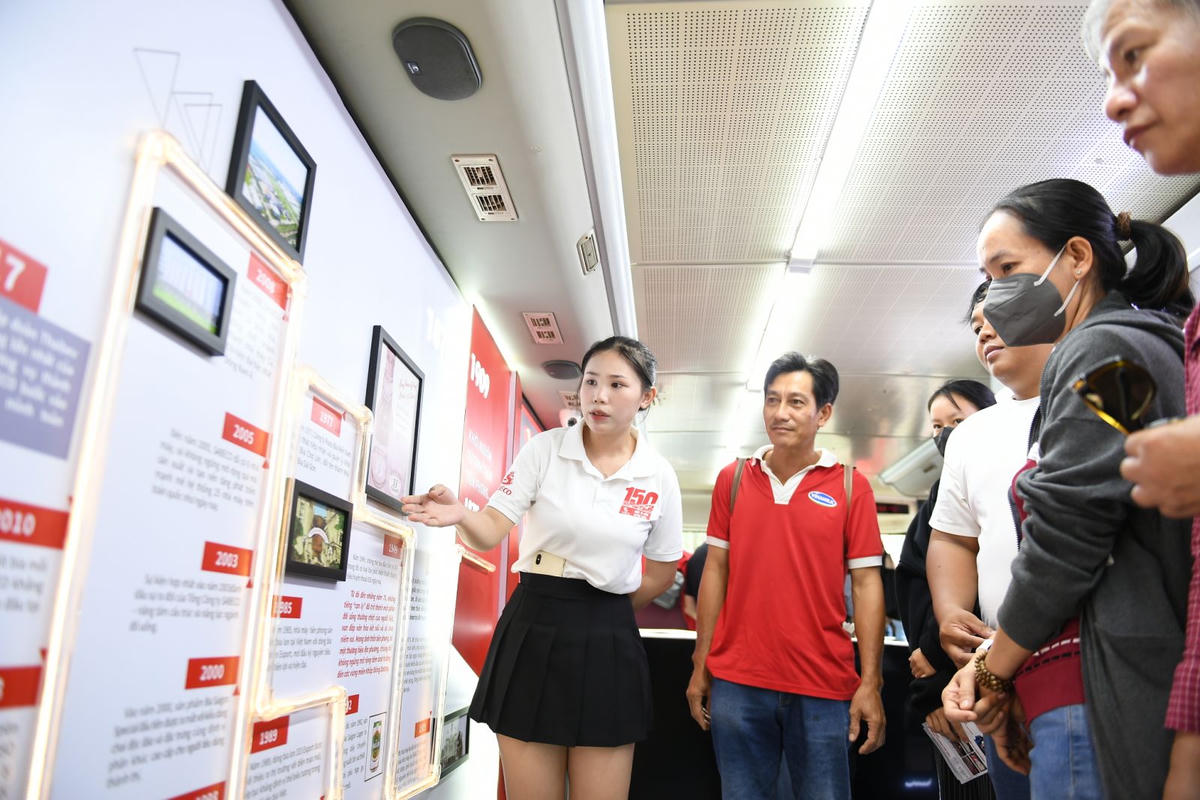 Người dân cả nước được tham quan các khu vực bên trong mô hình xe buýt.