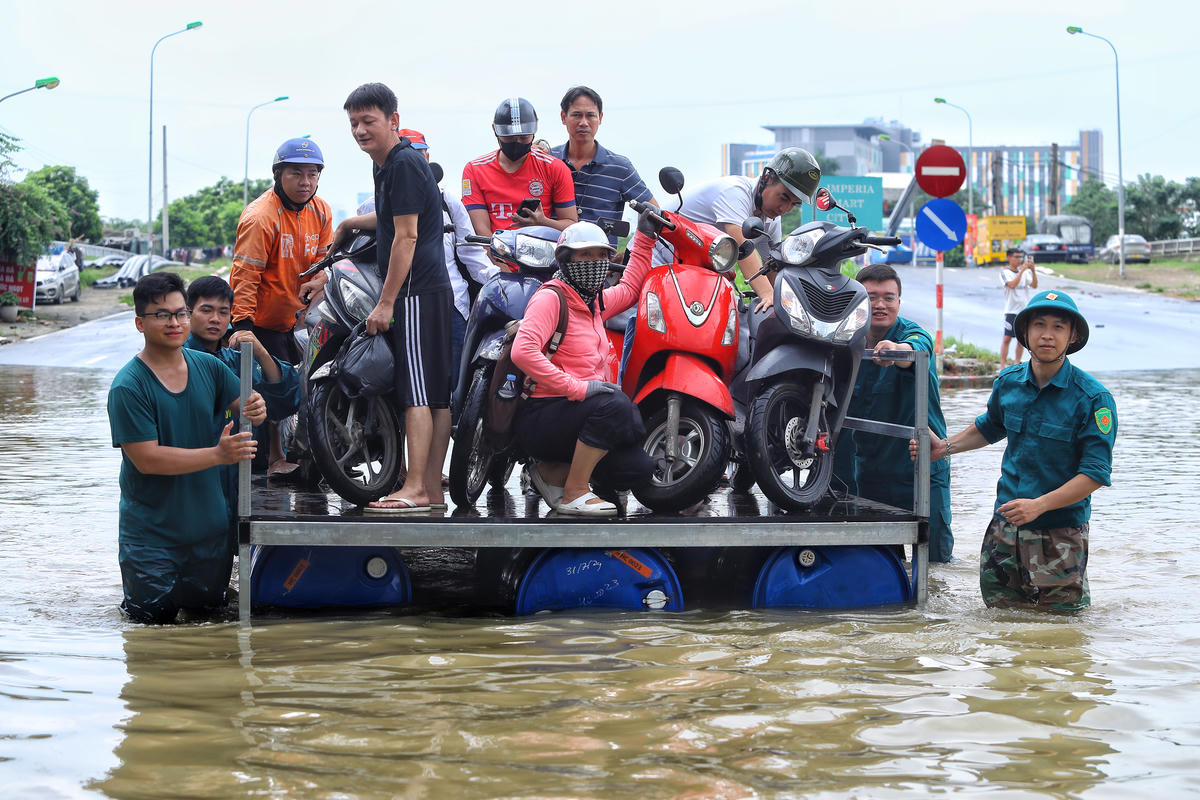 Tương tự, tại khu vực cầu Ngà lực lượng Dân quân tự vệ dùng phà tự chế đưa người dân qua khu vực ngập.