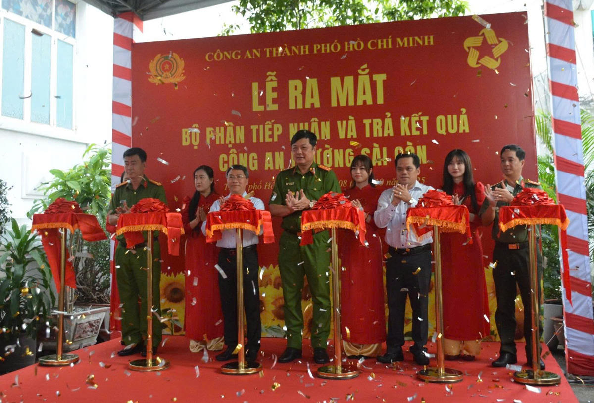 Đại diện lãnh đạo Công an TP Hồ Chí Minh dự Lễ ra mắt Bộ phận tiếp nhận và trả kết quả Công an phường Sài Gòn. Ảnh: H.Phúc.