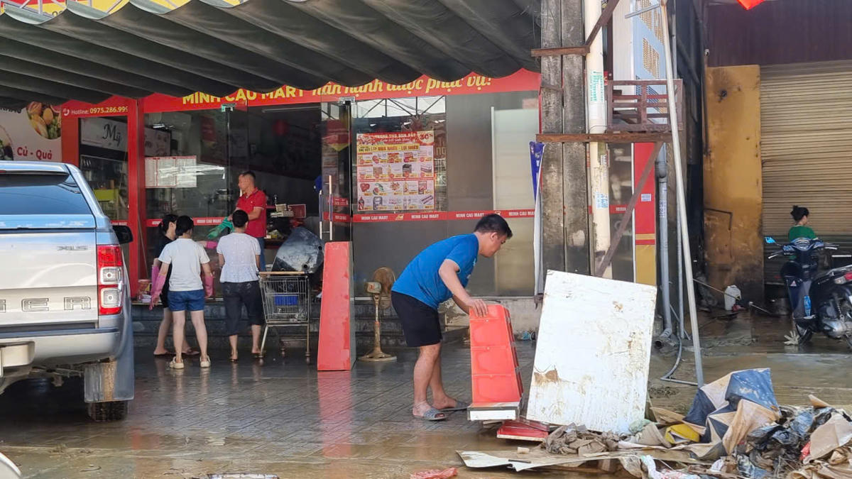 Nhiều người dân ở các phường Linh Sơn, Phan Đình Phùng, Quan Triều... đang phải đối mặt với tình trạng mất điện, mất nước sinh hoạt. Ảnh: TN,