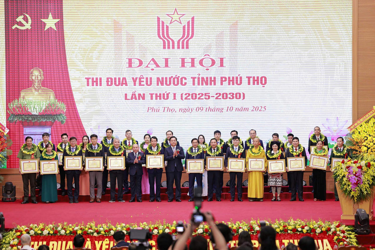 Trao vòng nguyệt quế vinh danh các điển hình tiên tiến