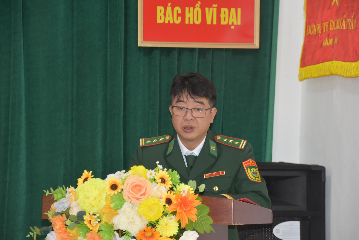 Thượng tá Nguyễn Đức Dũng - Đồn trưởng Đồn Biên phòng A Pa Chải thông tin về hoạt động của đơn vị. Ảnh: Đ.S.