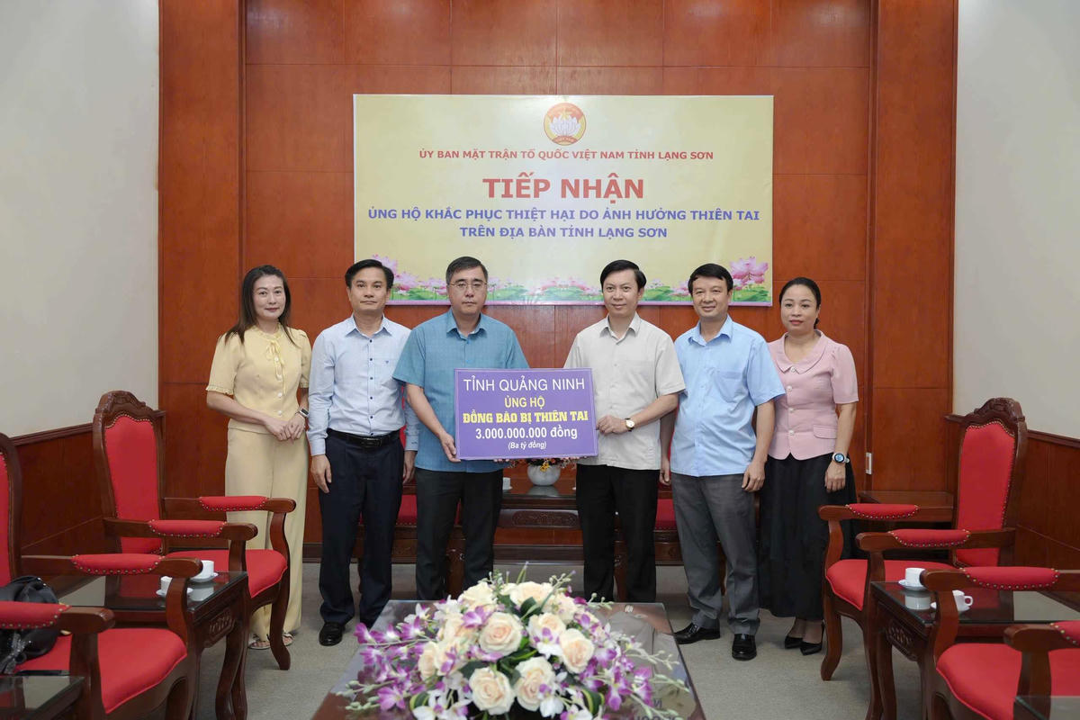 Đoàn công tác của tỉnh Quảng Ninh trao kinh phí 3 tỷ đồng hỗ trợ nhân dân tỉnh Lạng Sơn khắc phục thiệt hại của mưa lũ. Ảnh: Kim Cương