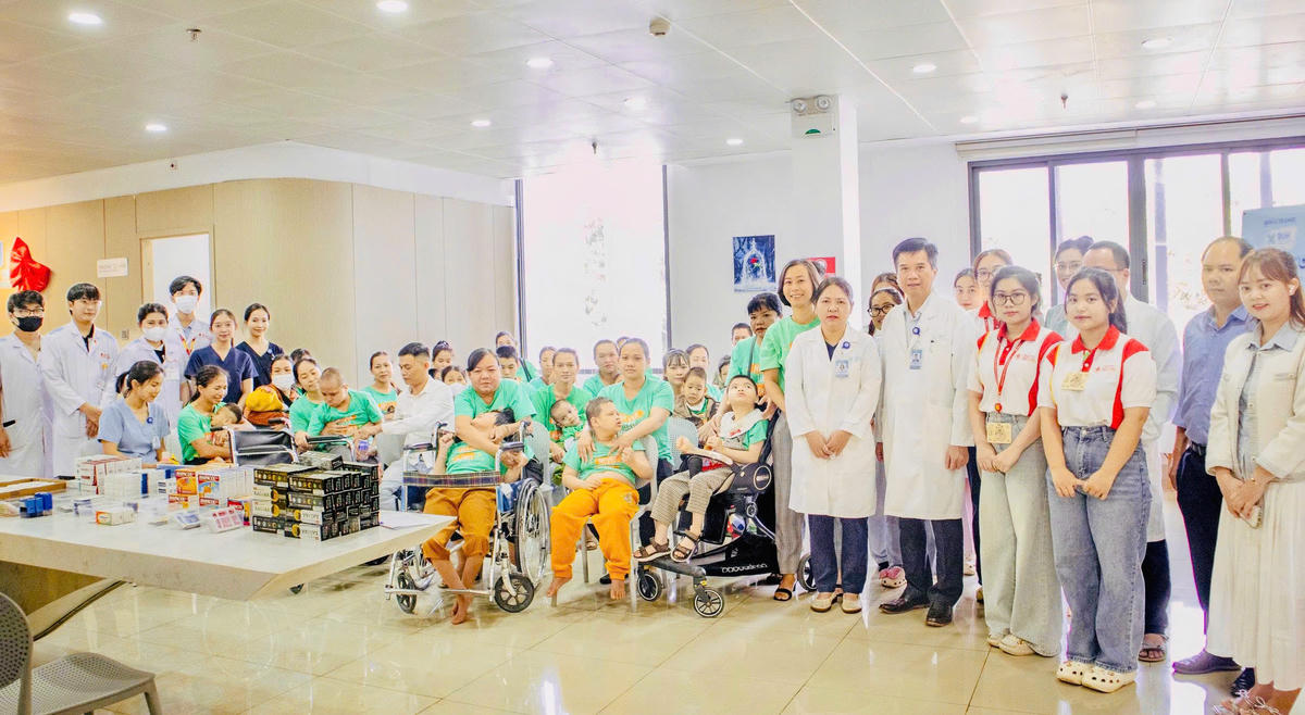 Các bác sĩ đang điều trị răng cho các bé bại não.