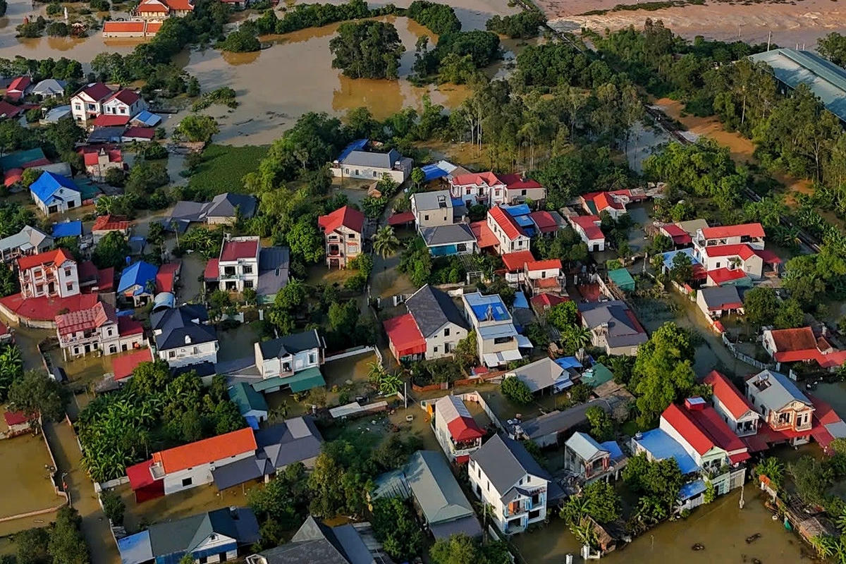 Nước lũ dâng cao đã khiến 3.799 hộ dân với hơn 14.000 người bị cô lập tại 15 thôn trên địa bàn xã Trung Giã.