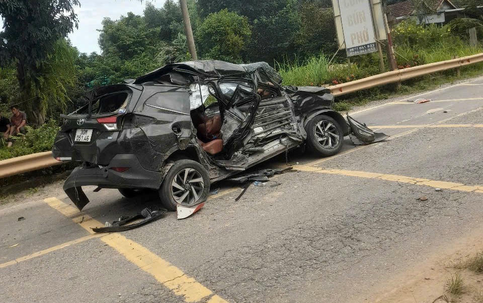 Ô tô mang biển số 30M-051.46 hư hỏng nặng sau vụ tai nạn. Ảnh: UBX.