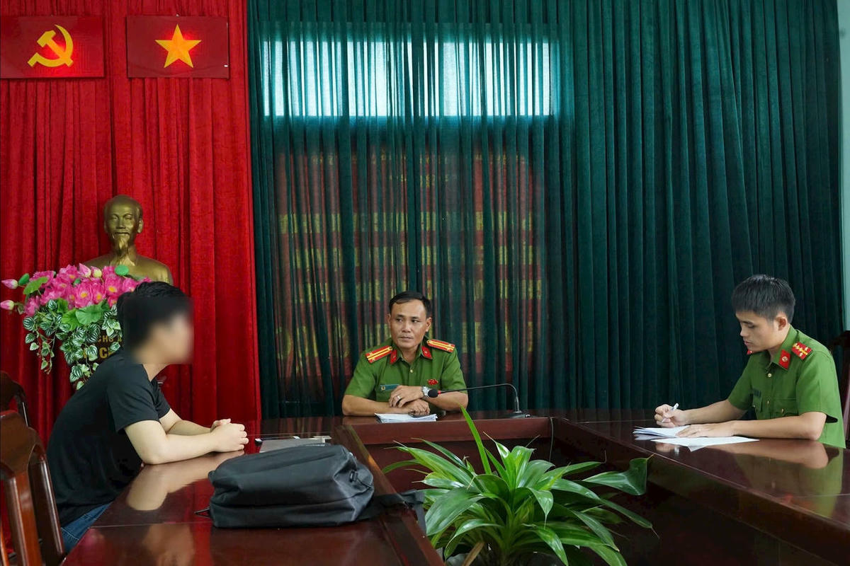 Nam sinh N.V.H. trình báo sự việc bị đối tượng xấu lừa đảo, chiếm đoạt tài sản với cơ quan Công an. Ảnh: T.H