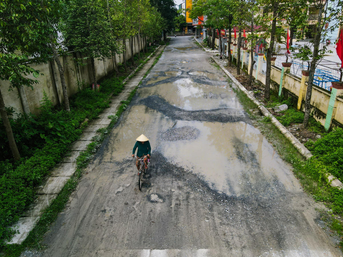 Sau mỗi cơn mưa, nhiều vị trí trên mặt đường lại biến thành những vũng nước. Ảnh: Đình Minh