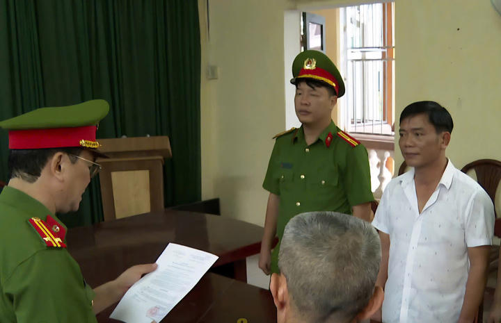 Cơ quan Công an tống đạt các quyết định điều tra tới Nguyễn Thế Bảo. Ảnh: Công an tỉnh Hưng Yên.