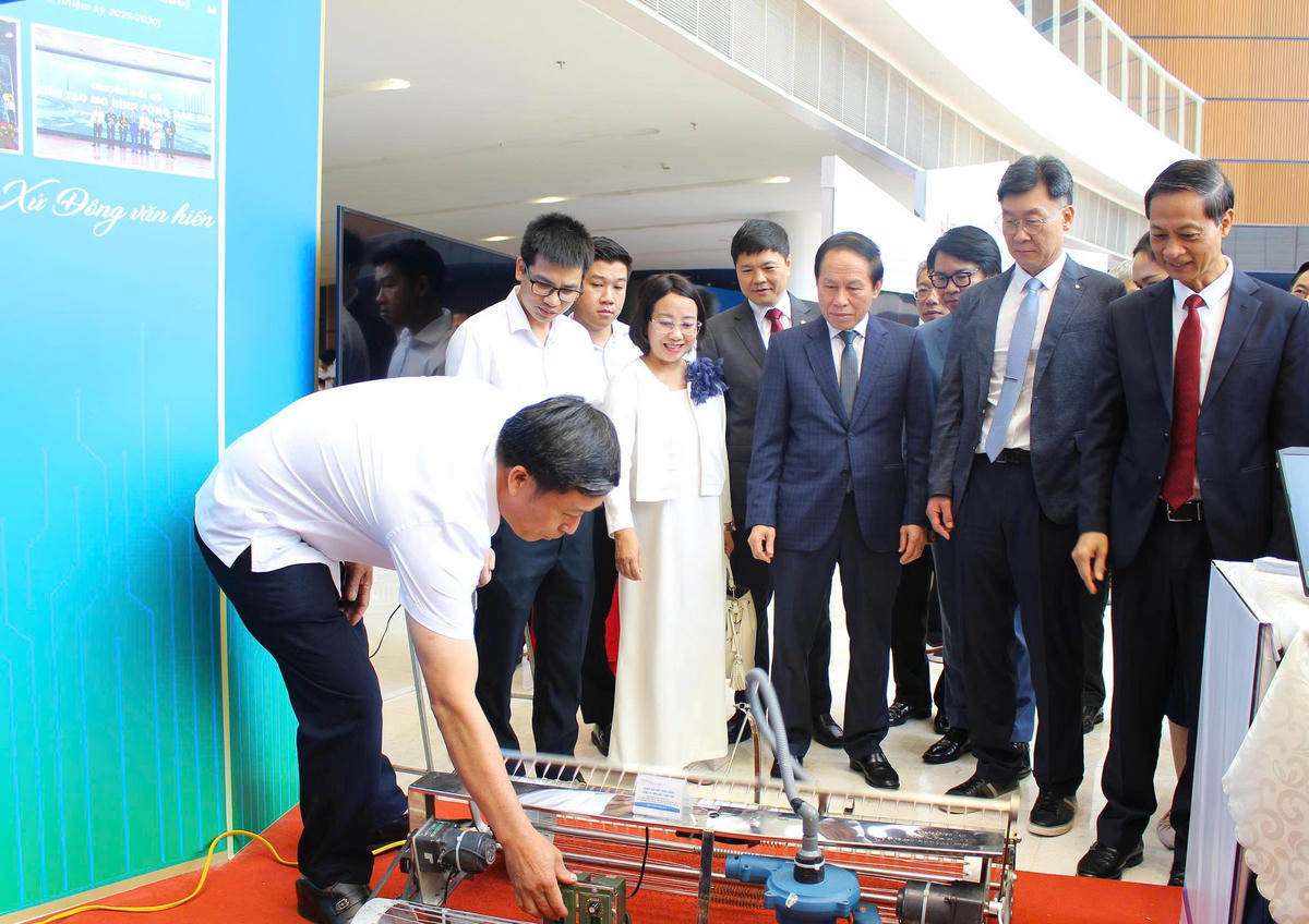Lãnh đạo TP Hải Phòng tham quan các gian hàng trưng bày sản phẩm công nghệ, đổi mới sáng tạo. Ảnh: PT. 