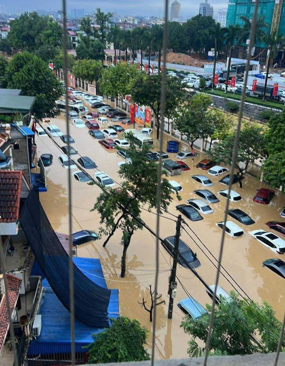 Nước lũ ngập sâu tại một khu dân cư ở phường Phan Đình Phùng (Thái Nguyên).