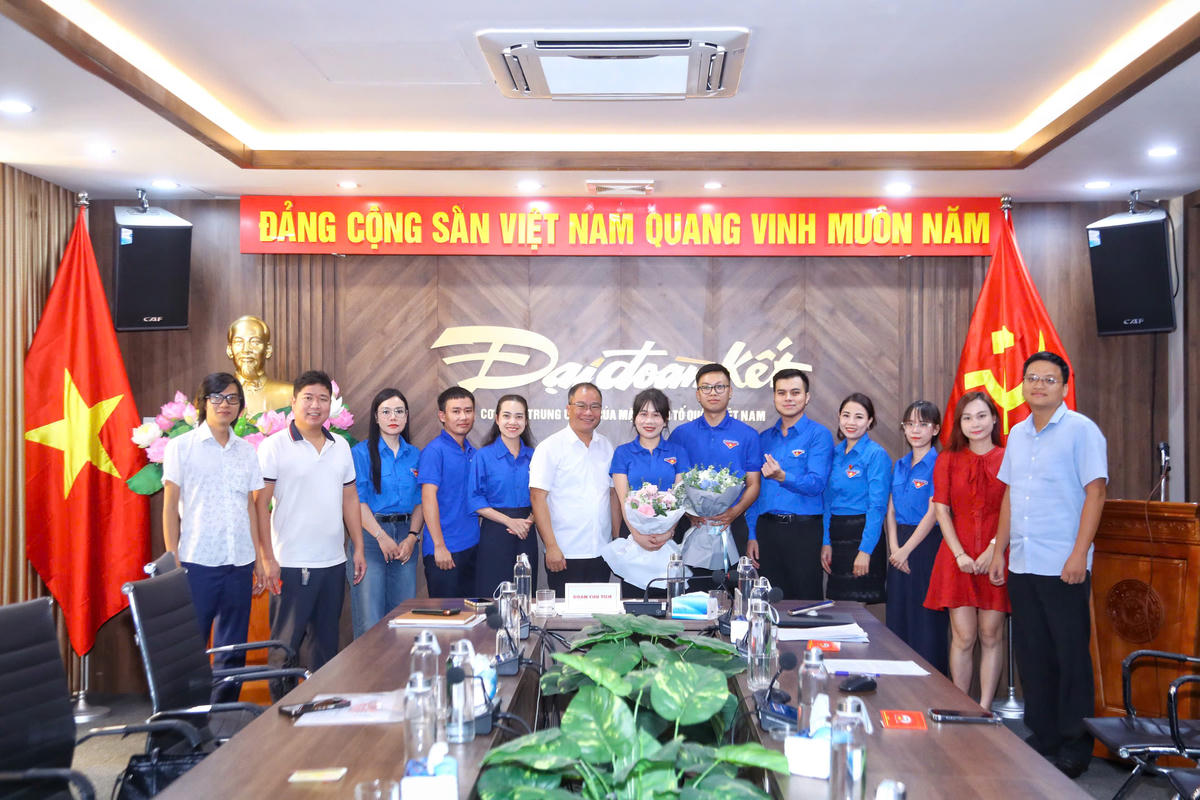 Đoàn viên Chi đoàn Báo Đại Đoàn Kết chụp ảnh lưu niệm. Ảnh: Lê Khánh.