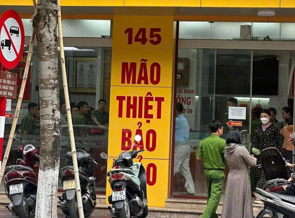 Lực lượng Công an làm việc tại trụ sở Công ty TNHH vàng bạc Mão Thiệt Bảo Thảo. Ảnh: CTV.