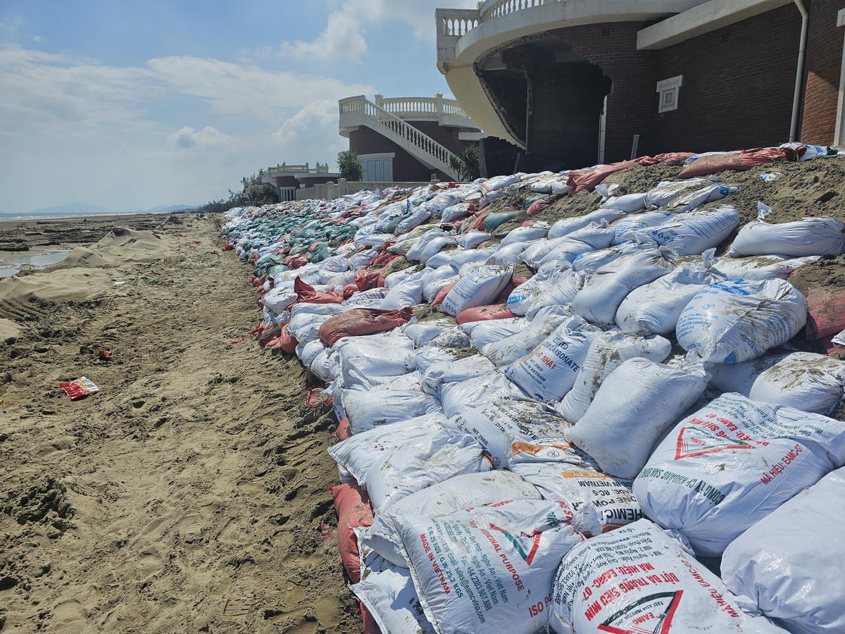 Tuyến kè tạm vừa hình thành từ hàng ngàn bao tải cát tại Khu Resort Hoa Tiên Xuân Thành. Ảnh: Quốc Thanh