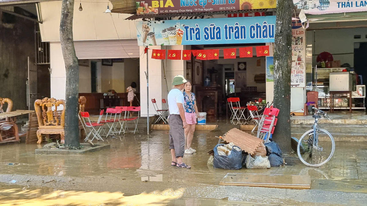 Người dân dọn rửa nhà sau khi nước lũ rút. Ảnh: TN.