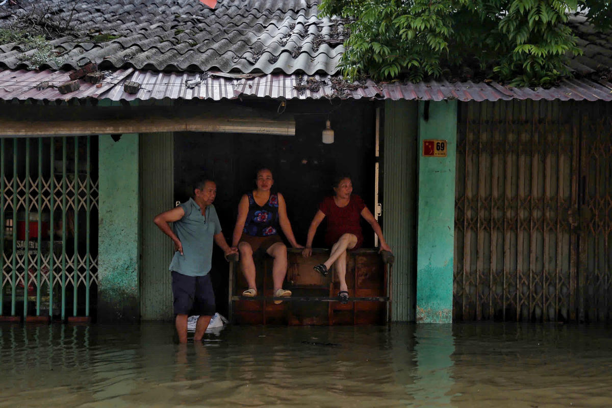 Nhiều người dân 'bất lực' nhìn dòng nước ngày càng dâng cao.