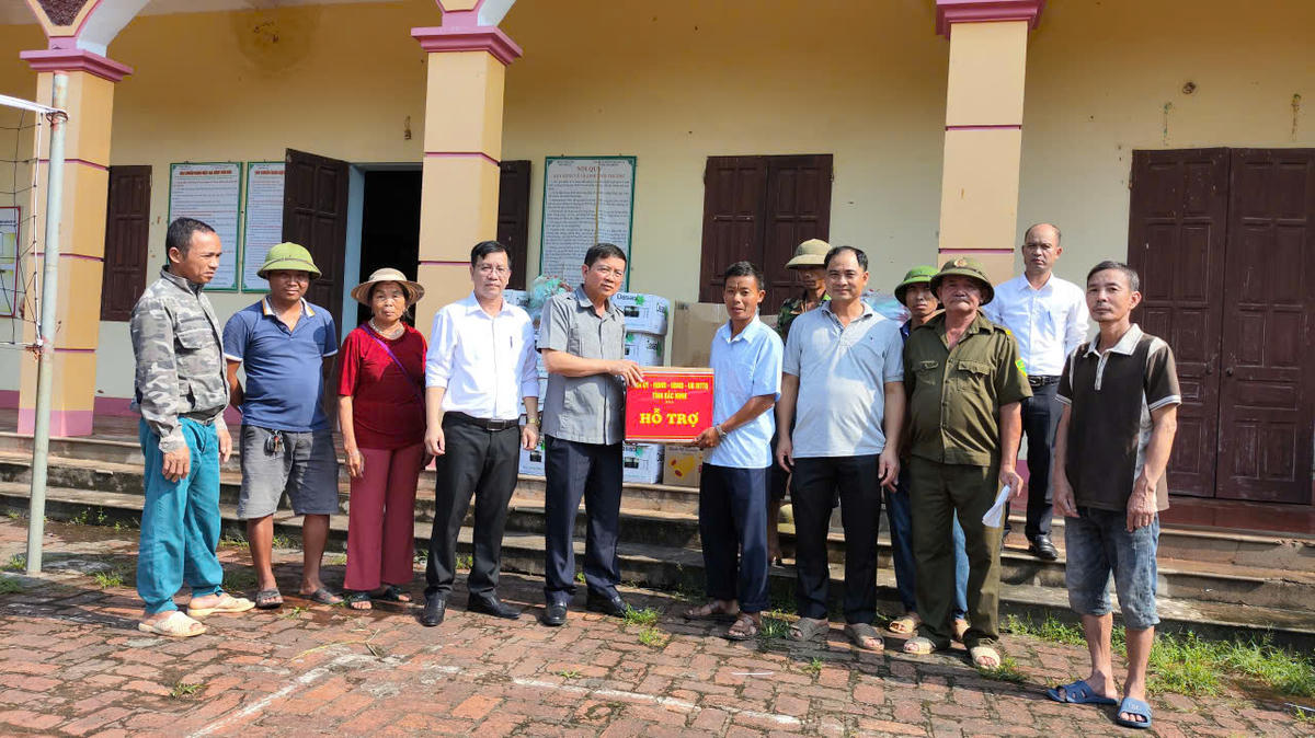 Phó chủ tịch MTTQ tỉnh Bắc Ninh Nguyễn Văn Triển trao quà hỗ trợ người dân bị ảnh hưởng mưa lũ tại xã Phúc Hòa