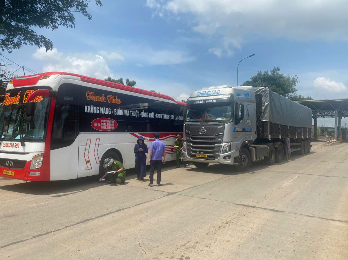 Công an xã Đắk Mil tiến hành khám nghiệm hiện trường vụ việc. Ảnh: CA.