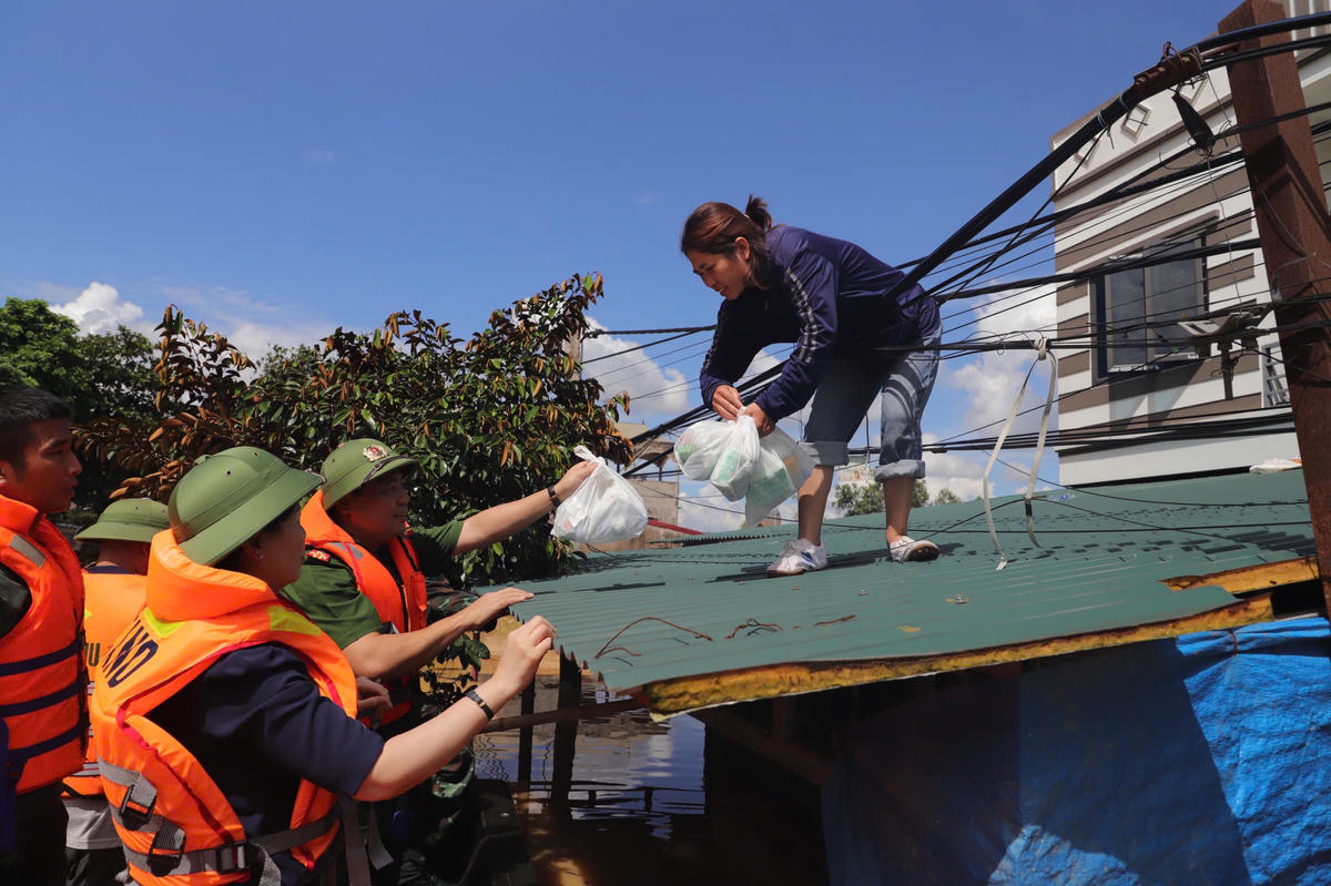 Lãnh đạo Ủy ban MTTQ Việt Nam tỉnh, Công an tỉnh Bắc Ninh cứu trợ người dân ở thôn Tân An, xã Bố Hạ (Bắc Ninh). Ảnh: Tuyết Mai