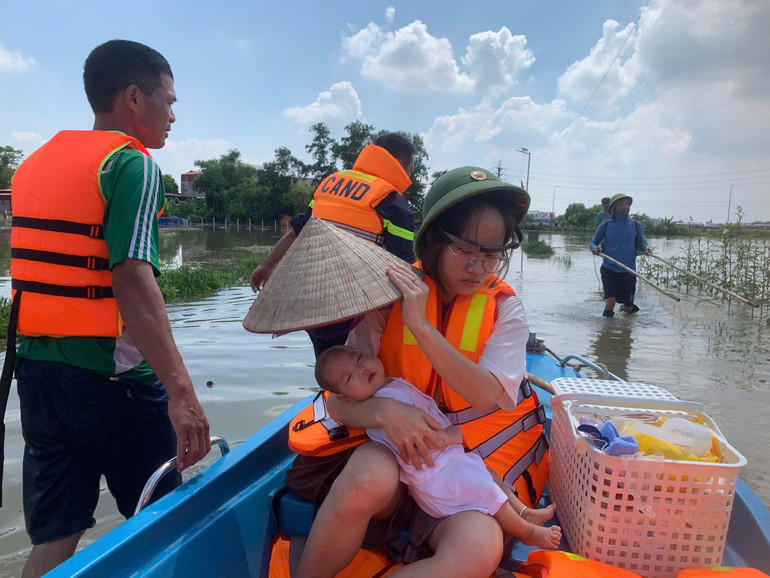Công an Hà Nội kịp thời đưa người già, trẻ nhỏ, trẻ sơ sinh trong vùng ngập ra khu vực an toàn.