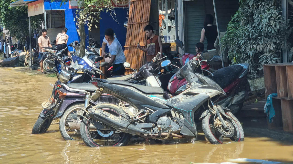 Nhiều xe máy trên đường Núi Voi đã bị hư hỏng. Ảnh: TN.