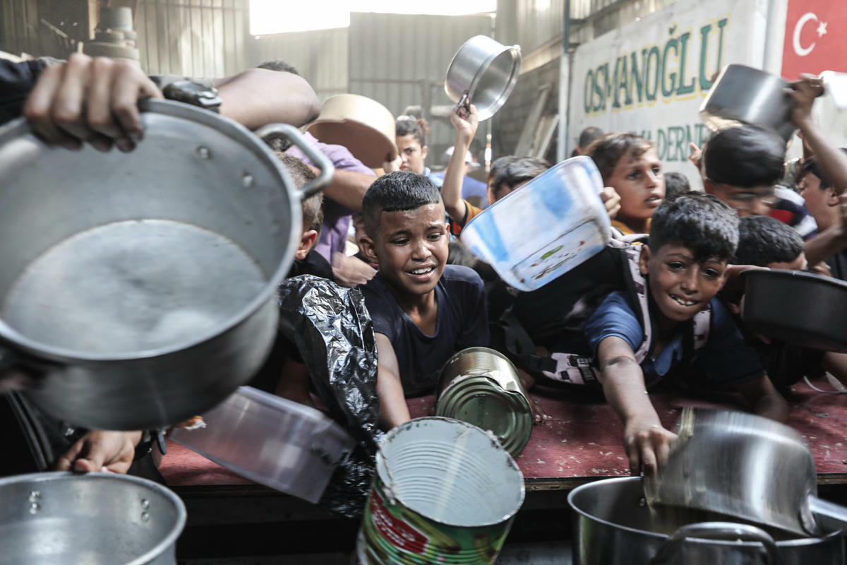 Người dân Palestine chờ nhận bữa ăn nóng do các tổ chức từ thiện phân phát ở Gaza. Nguồn: Getty Images.