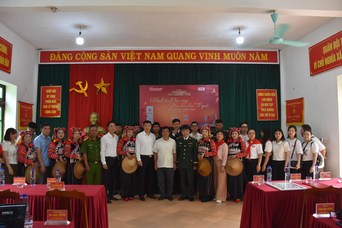 Ban Tổ chức cùng các đại biểu chụp ảnh lưu niệm cùng cán bộ, chiến sĩ và nhân dân xã Sín Thầu. Ảnh: Đ.S.