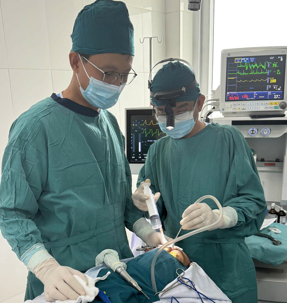 Bác sĩ BVĐK Quảng Nam đang tiến hành phẫu thuật cho bệnh nhân H. Ảnh: CV