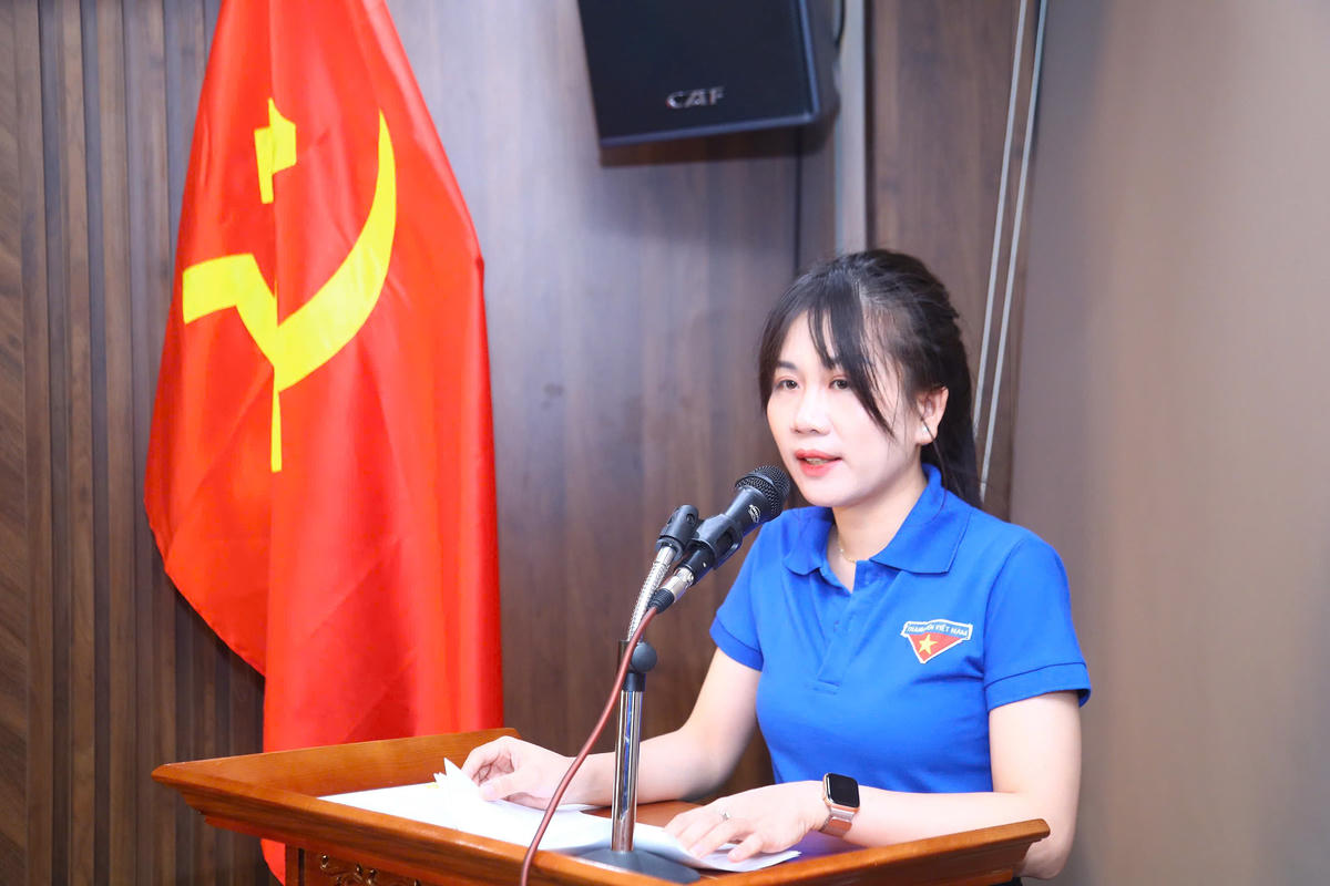 Đồng chí Trần Thị Ngọc Oanh – Bí thư Chi đoàn Báo Đại đoàn kết tuyên bố lý do, giới thiệu đại biểu dự Đại hội. Ảnh: Lê Khánh.