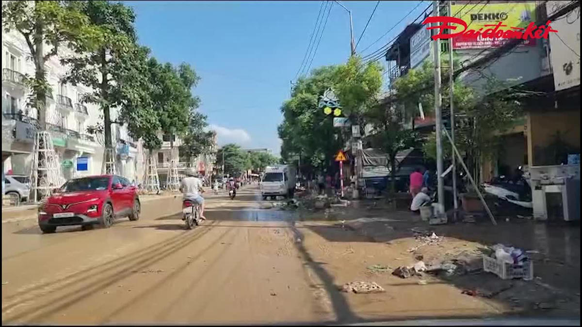 Tuyến quốc lộ 1B đi qua phường Linh Sơn toàn bùn sau khi nước rút. Ảnh: TN.