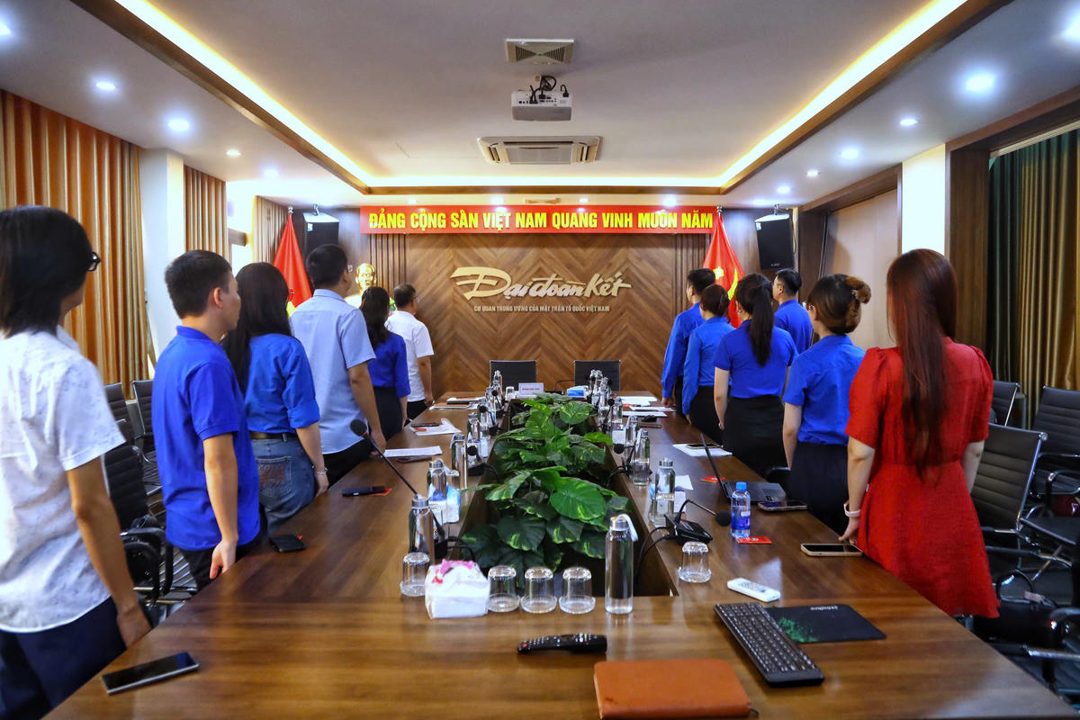 Toàn thể đoàn viên hát Quốc ca và Đoàn ca mở đầu chương trình Đại hội. Ảnh: Lê Khánh.