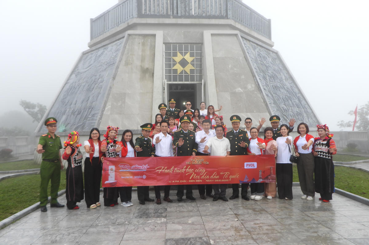 &nbsp;Báo Đại đoàn kết và đơn vị đồng hành tổ chức sự kiện “Tự hào Tổ quốc tôi” tại Cột cờ A Pa Chải - nơi cực Tây Tổ quốc. Ảnh: Đ.S.