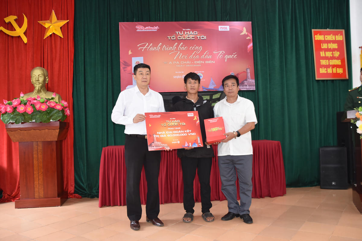 Ông Vũ Tiến Cường - Chánh Văn phòng Báo Đại đoàn kết cùng đại diện lãnh đạo Ban Tuyên giáo và Dân vận Tỉnh ủy Điện Biên trao hỗ trợ 60 triệu đồng xây dựng nhà Đại đoàn kết cho hộ có hoàn cảnh khó khăn tại chương trình. Ảnh: Đ.S.