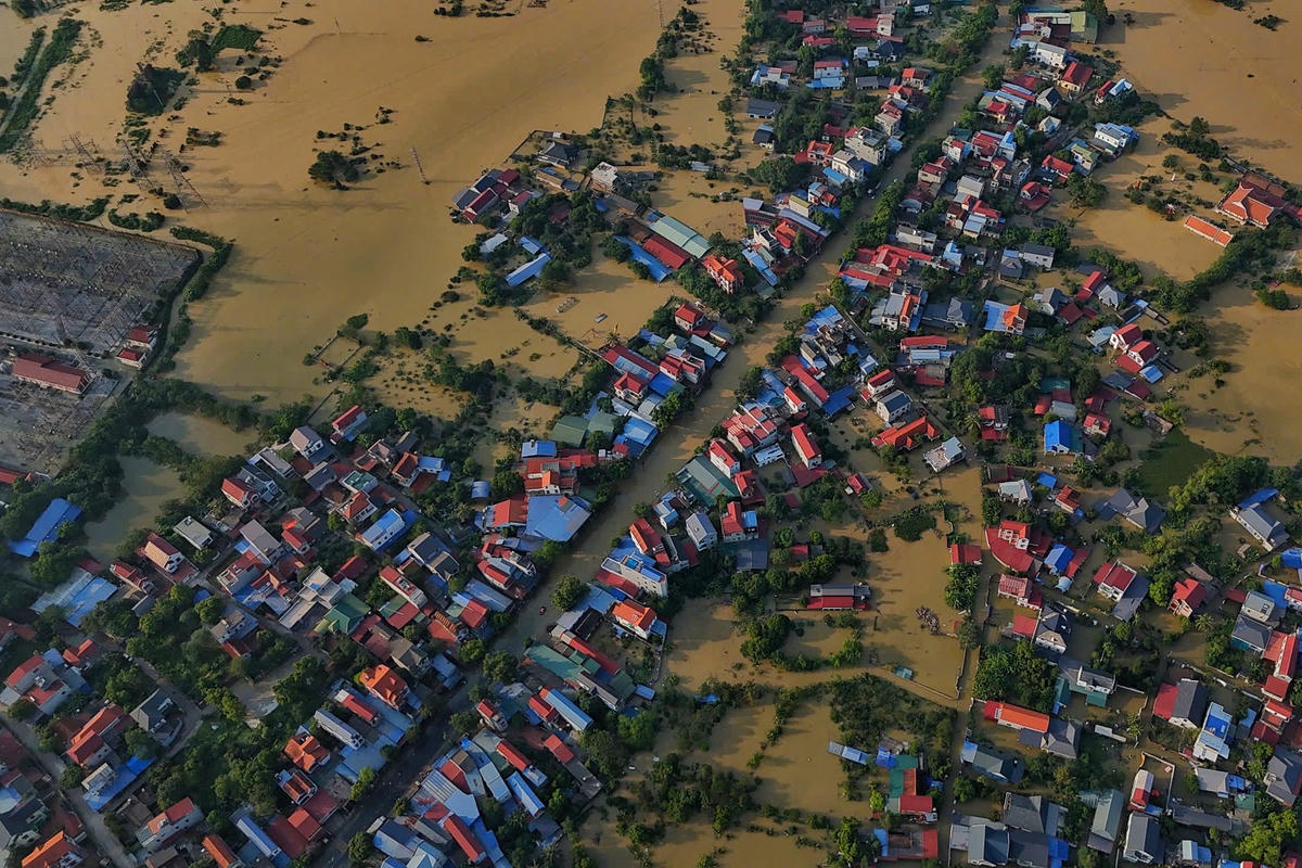 Theo anh Dũng, chiều 9/10 nước lũ trước cửa nhà đã ngập quá đầu người lớn. Đêm qua 8/10, nước lên rất nhanh. Chỉ sau vài tiếng, nước lũ đã dâng từ nền đường vào trong nhà, cao thêm khoảng 1 m.