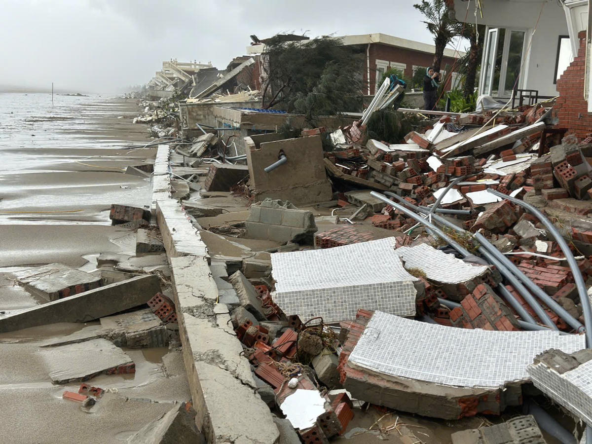 Hàng chục căn villa của Resort Hoa Tiên Xuân Thành (Khu du lịch biển Xuân Thành, xã Tiên Điền, tỉnh Hà Tĩnh) bị sóng, gió bão đánh phá tan tành. Ảnh: Hạnh Nguyên